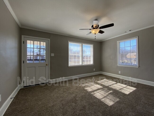 Building Photo - 1328 Chadwick Cir