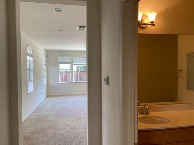 Building Photo - 830 San Bernardo Ln