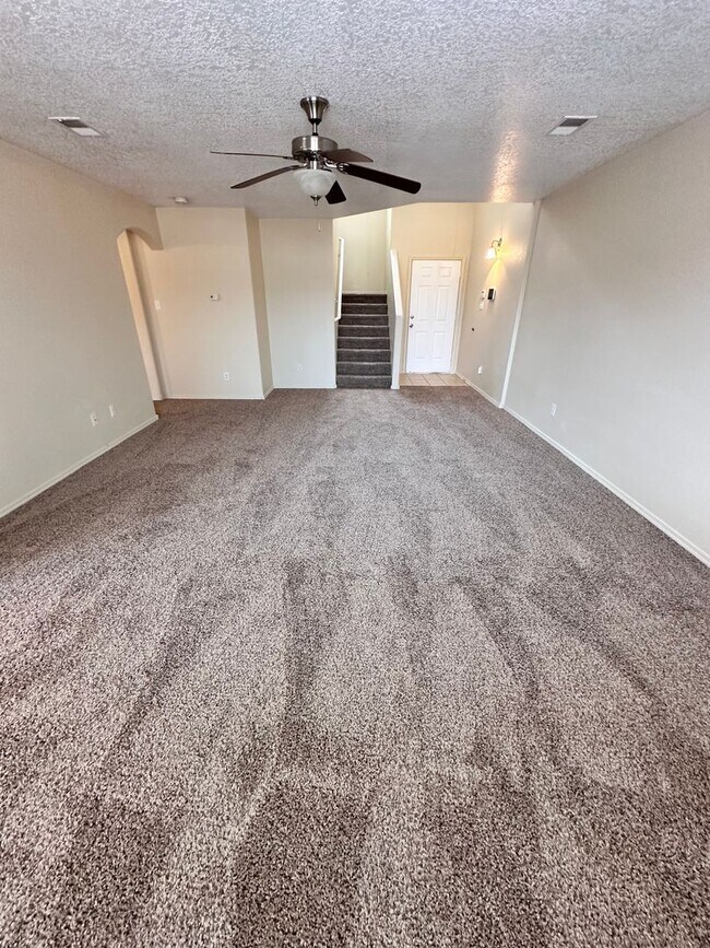 Building Photo - 3 bed 2.5 Bath in Huning Ranch. Move in Sp...