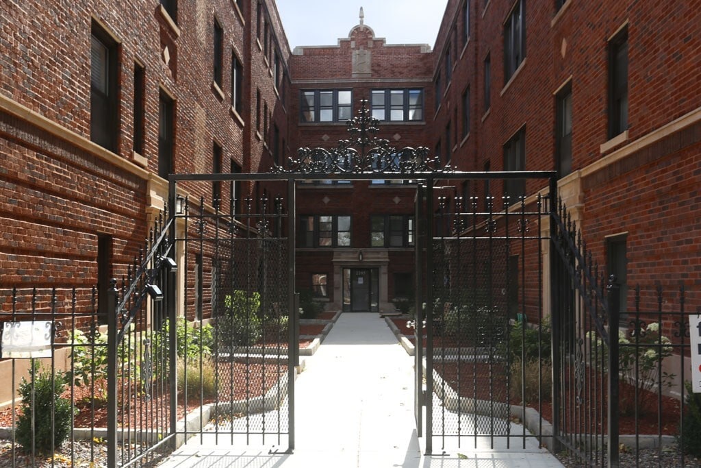 Primary Photo - 2204 W Eastwood Ave