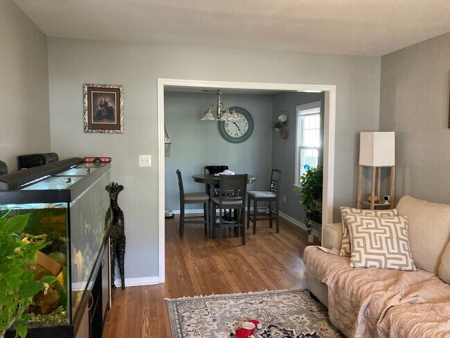 Building Photo - Well Maintained 4 bedroom 2.5 Bath in Hunt...