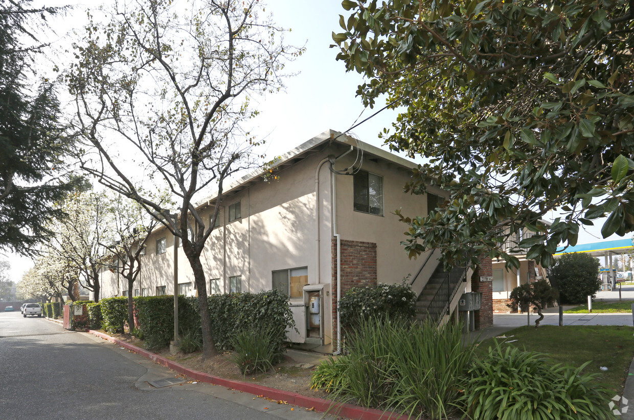 Primary Photo - 3060-3070 Moorpark Ave