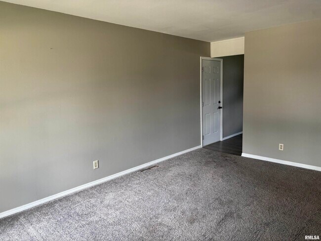 Building Photo - 2210 W 54th St