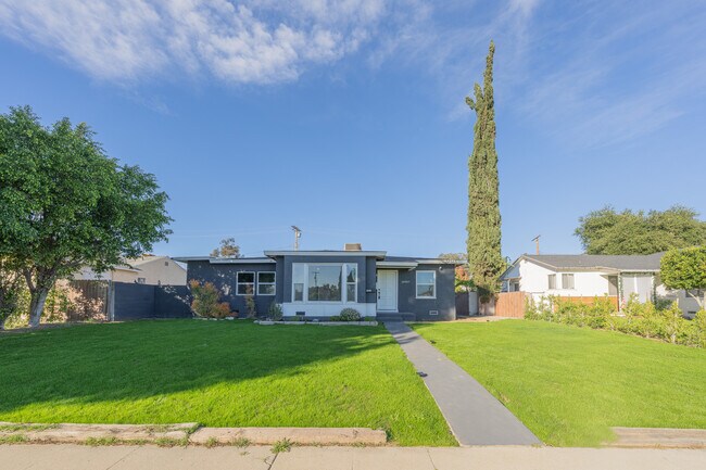 Foto del edificio - 14947 Chatsworth St