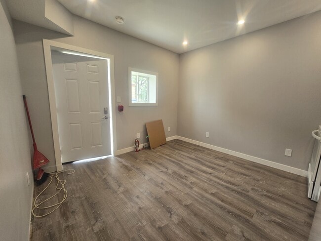 Building Photo - 337 Grenville Ave