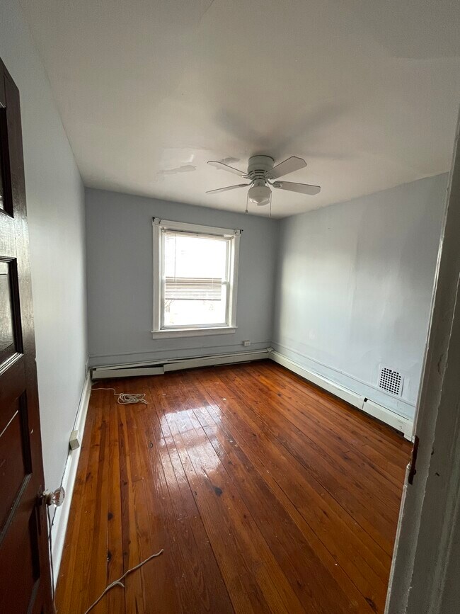 sala de estar - 1850 S Clinton Ave