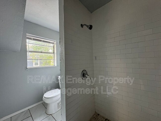 Building Photo - 222 1/2 E Springer Ave