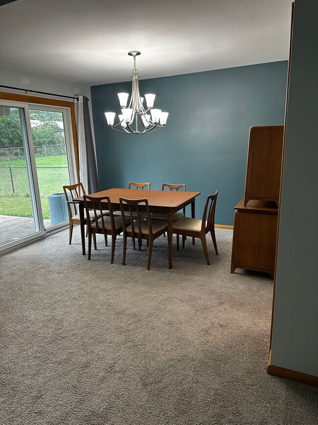 Foto del edificio - North Olmsted -4/5 Bedroom 2 1/2 bath larg...
