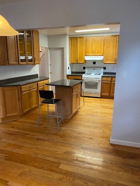 Large eat in kitchen with island - 822 Woodbine Ave
