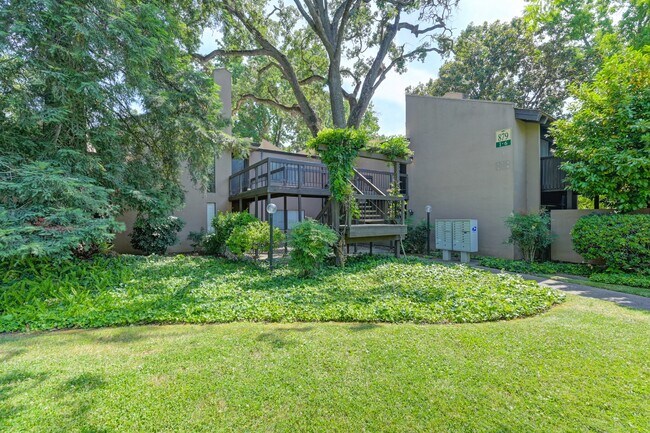 Building Photo - 879 Woodside Ln E