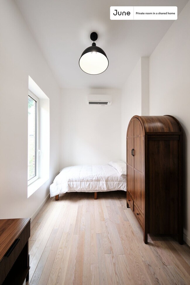 Foto del edificio - Room in Shared 4 bed/4 bath home in Ditmas Park