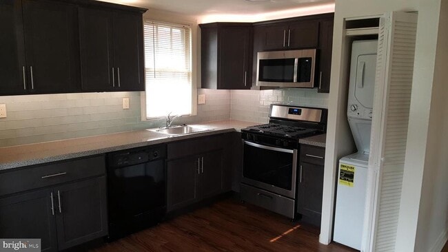 Building Photo - 16 St Albans Ave