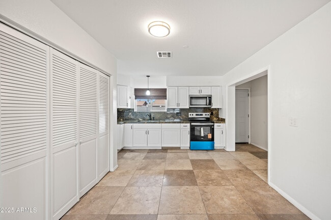 Building Photo - 2946 W Villa Maria Dr