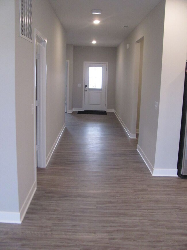 Building Photo - Beautiful 3 Bedroom Ranch in the heart of ...