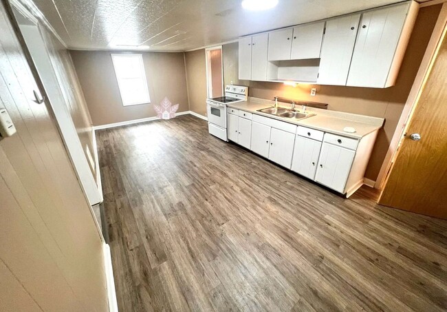 Building Photo - Cozy & Quiet 3BR Home with LVP Flooring