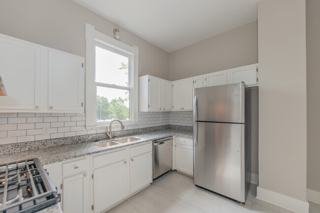 Kitchen - 220 W 7th St