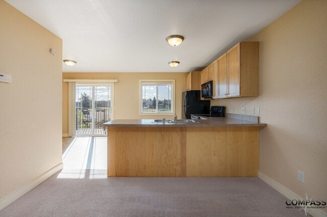Building Photo - SPACIOUS TOWNHOME CONVENIENTLY LOCATED WITH IN-UNIT LAUNDRY