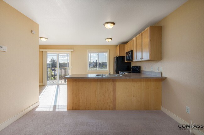 Foto del edificio - SPACIOUS TOWNHOME CONVENIENTLY LOCATED WITH IN-UNIT LAUNDRY