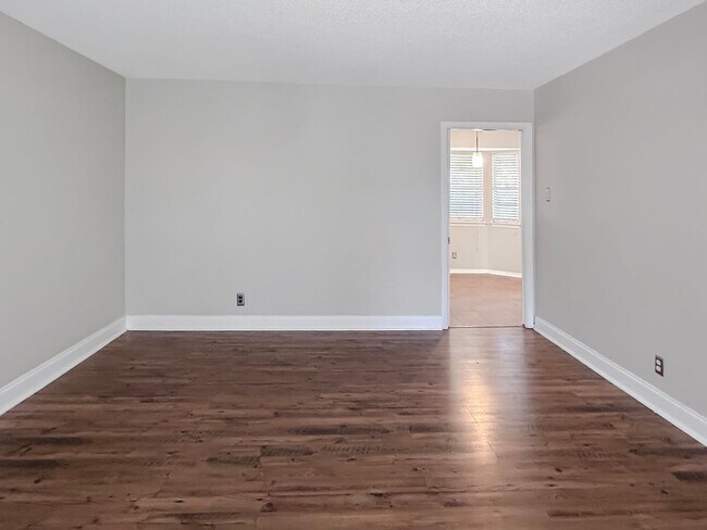Foto del edificio - Charming 3-Bedroom Home in Sought-After Li...