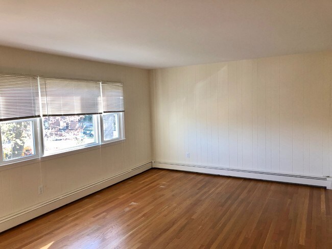 Building Photo - 508 New Rochelle Rd
