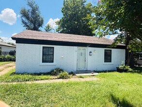 Building Photo - 326 E Harmon Dr