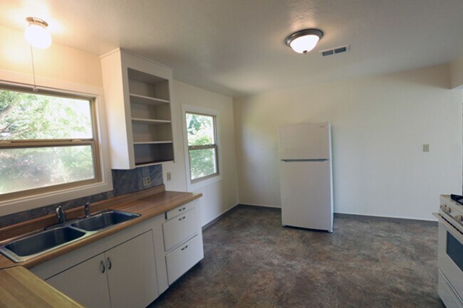 Building Photo - Cute 3-Bedroom 1-Bathroom Duplex