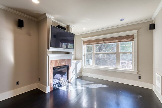 Building Photo - Capitol Hill Townhouse
