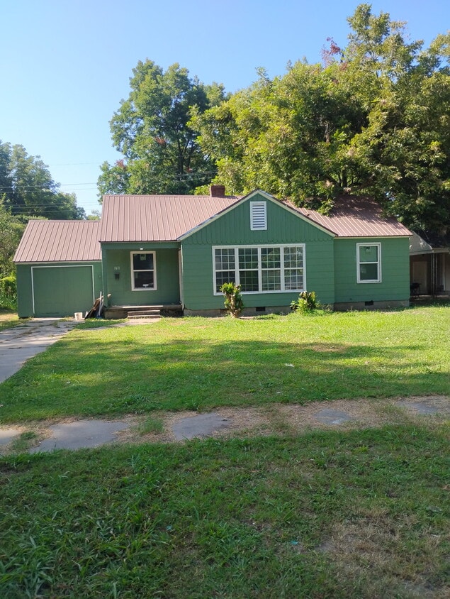 Primary Photo - 1611 Holly St
