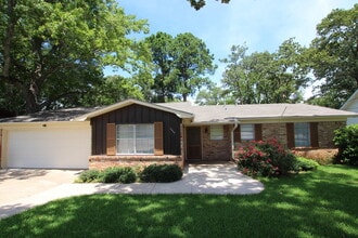 Building Photo - 2930 Williamsburg Dr
