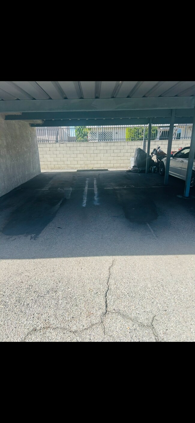 Dos espacios de estacionamiento asignados - 21800 Schoenborn St