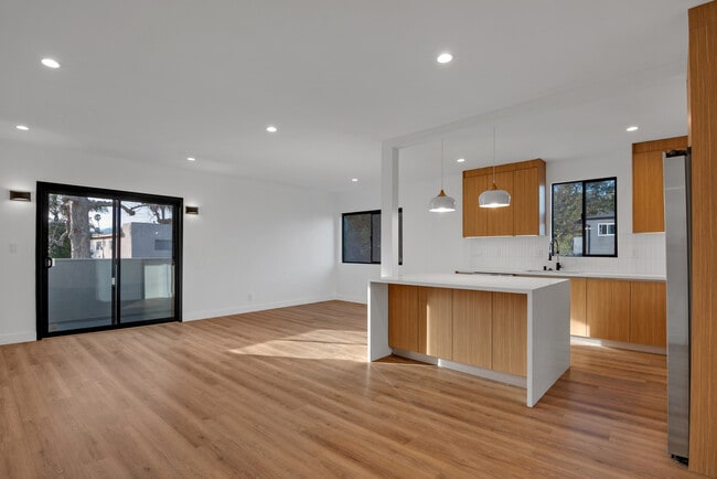 Building Photo - 950 Havenhurst Dr