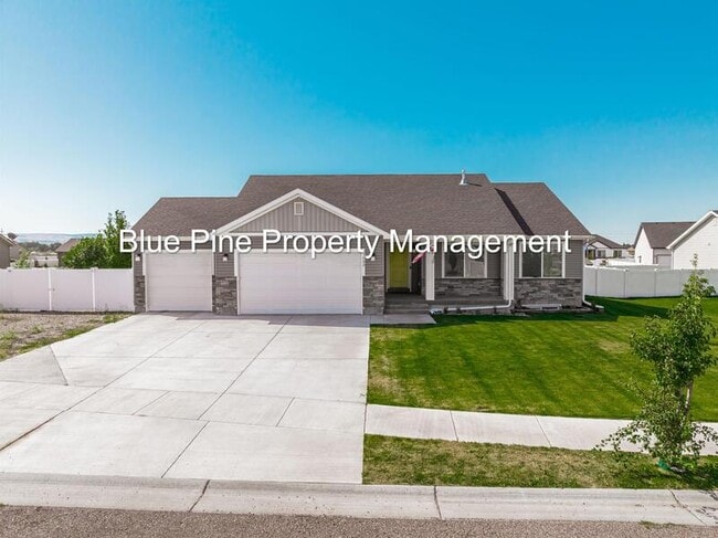 Building Photo - 3002 Sandy Dr