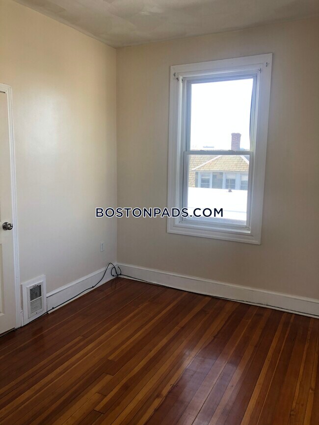 Building Photo - 42 Roslyn St