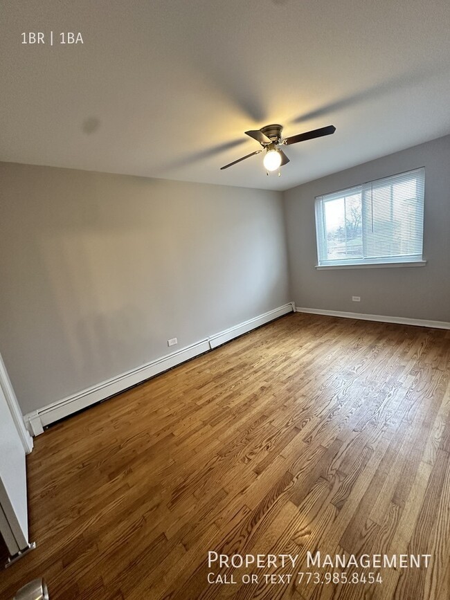 Building Photo - Large Corner Unit Remodeled Apartment in Q...