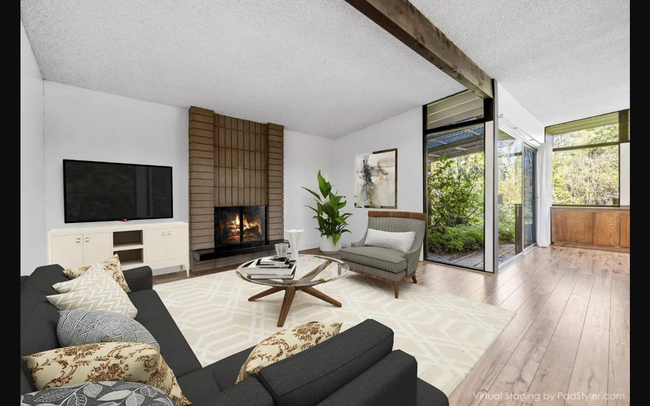 Building Photo - Sprawling 7 bedroom home available for sum...