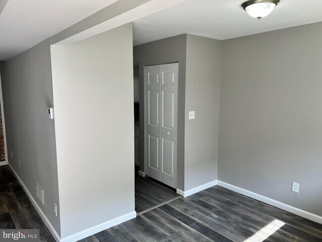 Foto del edificio - 1719 Fountain Rock Way