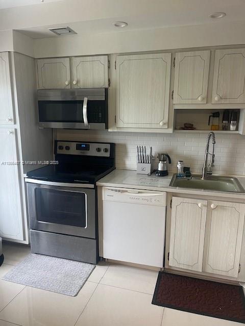 Building Photo - 3200 N Palm Aire Dr