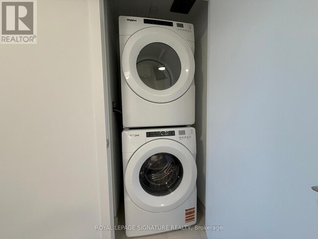 Building Photo - 1007 The Queensway