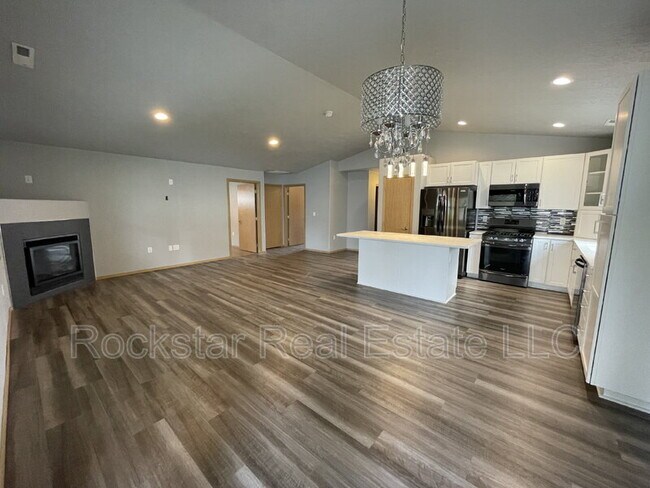 Building Photo - 625 E Canterbury Ln
