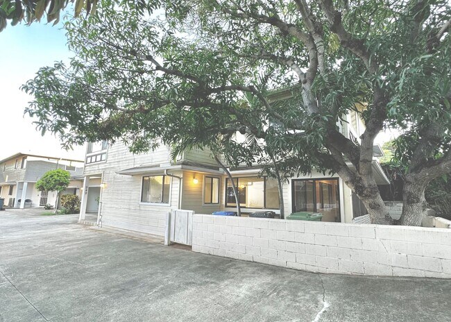 Building Photo - SPACIOUS 3 BEDROOM 2.5 BATH HOME IN KAIMUKI W/2 CAR GARAGE