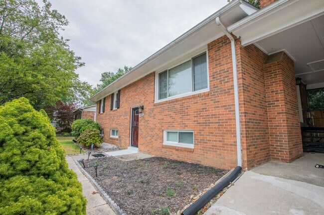 Building Photo - Beautiful 4 BR/2 BA Single-Family Home in ...