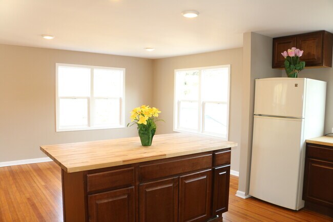 Building Photo - 3605-3602 Riverside Dr