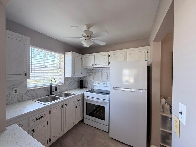 Building Photo - 226 Windsor J