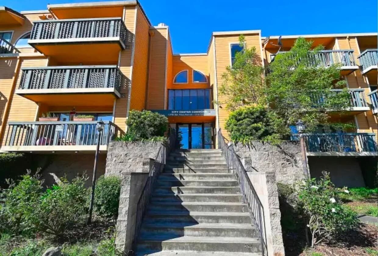 Foto principal - Sunny 2 Bed / 1 Bath Condo with Private Ba...
