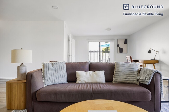 Building Photo - 616 N Sweetzer Ave