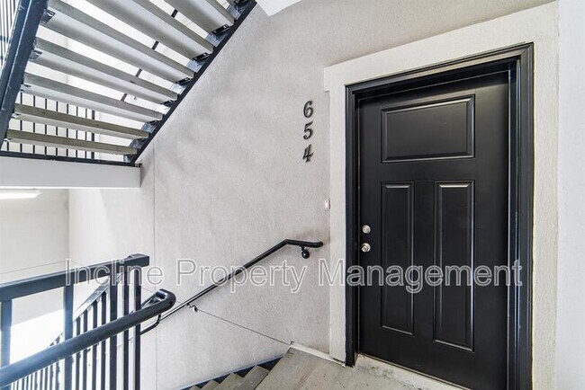 Foto del edificio - 654 N Emery Dr