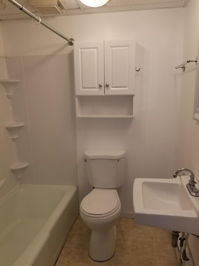 Building Photo - 208 E Elger St