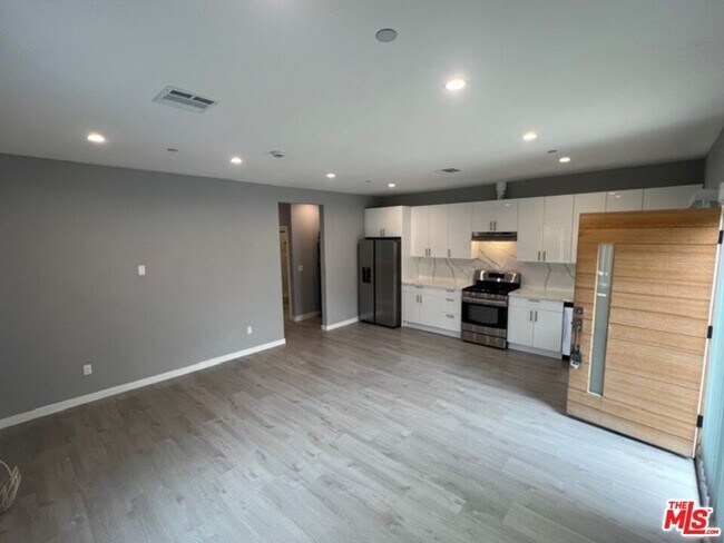 Foto del edificio - 6833 Lubao Ave