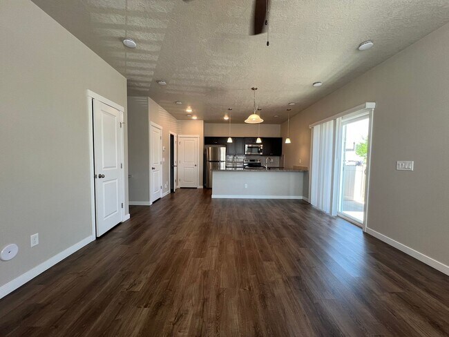 Building Photo - Newer 2 bed 2.5 bath townhome in Nampa, ju...