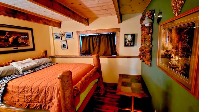 Queen bedroom - 3000 Ptarmigan Blvd
